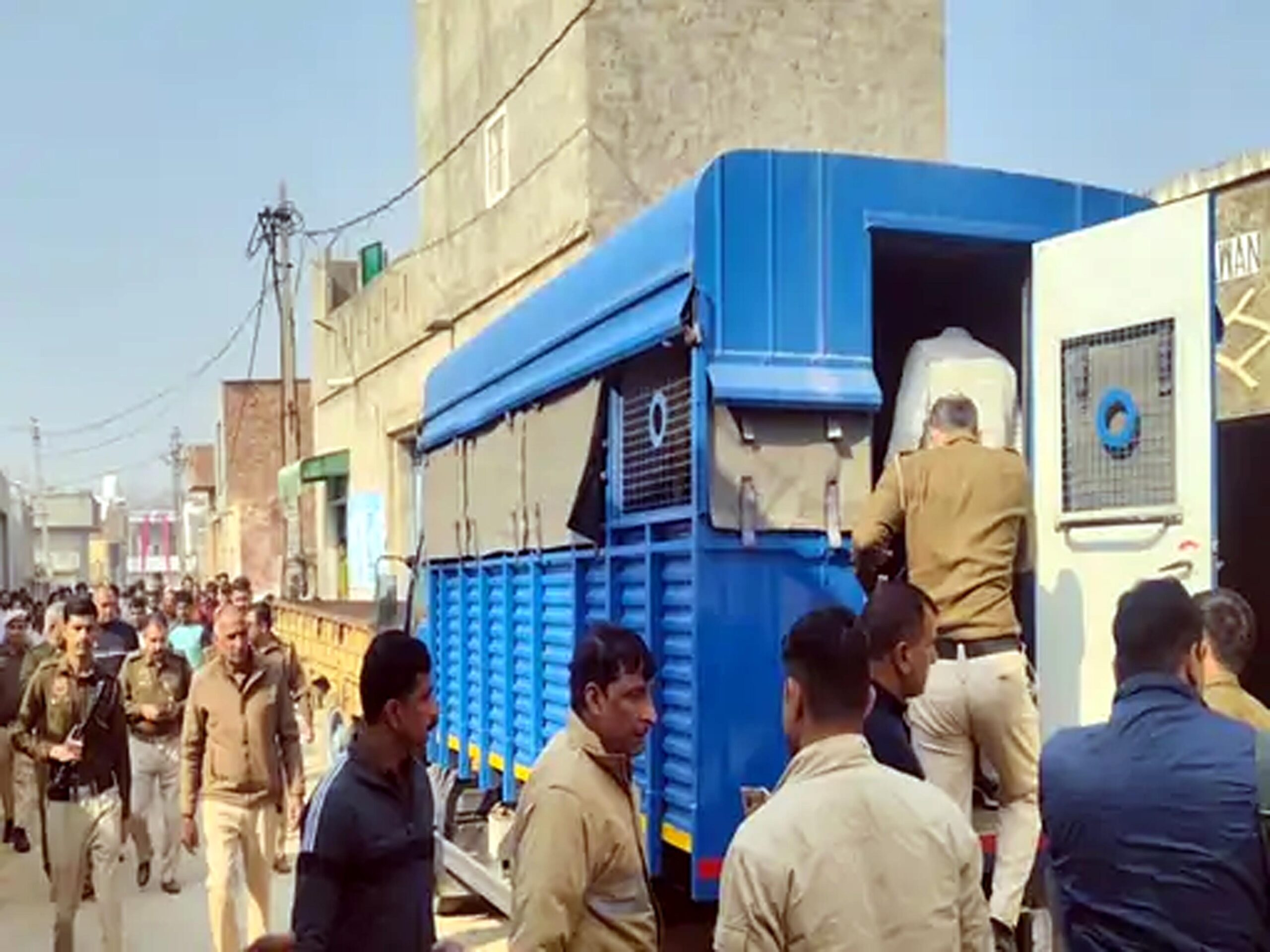 गैंगस्टर जसबीर फतेहाबाद जेल से घर आया, पिता की तेरहवीं में मिला परिवार