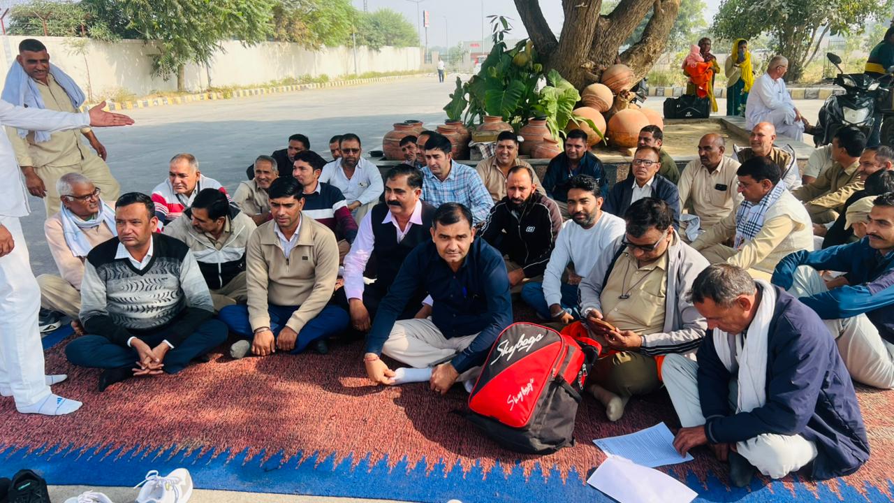 जींद : रोडवेज कर्मचारियों ने बस अड्डा परिसर में किया प्रदर्शन