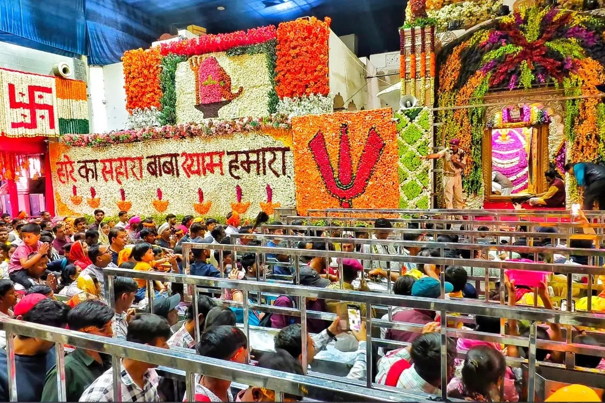 khatu खाटू धाम बाबा श्याम जन्मोत्सव में श्रद्धालु