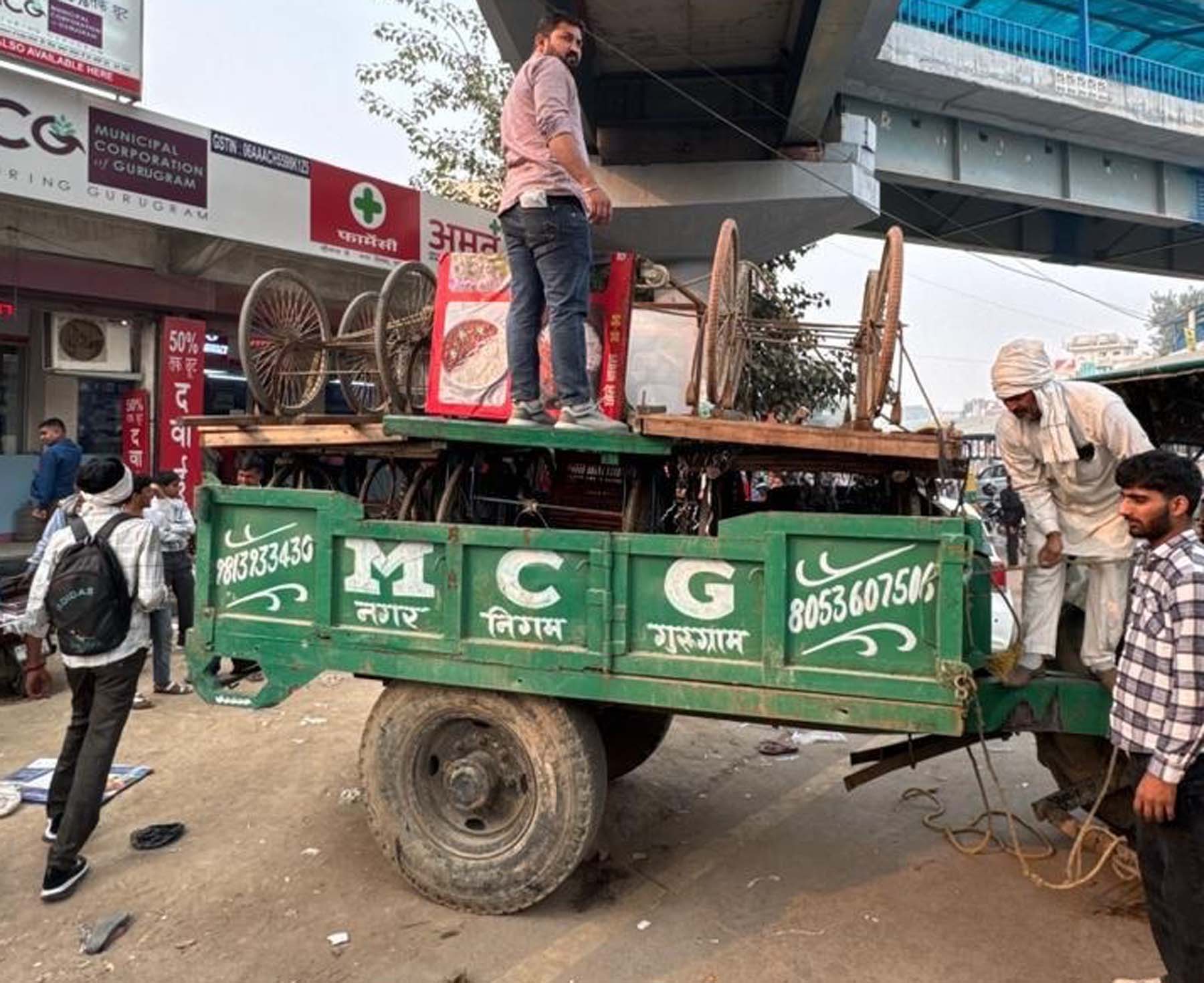 गुरुग्राम: नगर निगम ने पांच सेक्टराें में ढहाए दर्जनों अवैध ढांचे