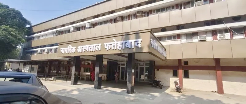 फतेहाबाद सड़क हादसा: कार ने दो बाइक में मारी टक्कर, एक की मौत, बुजुर्ग घायल