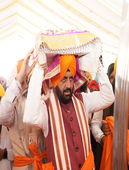 गुरु तेग बहादुर 350वें शहीदी दिवस: हरियाणा CM ने निभाई पवित्र पालकी सेवा
