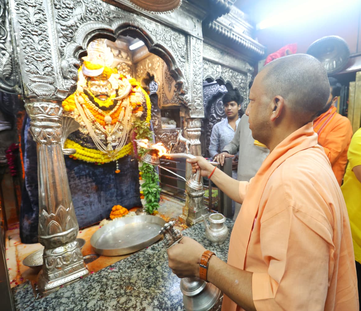 सीएम योगी आदित्यनाथ ने काशी विश्वनाथ व कालभैरव मंदिर में किया पूजन