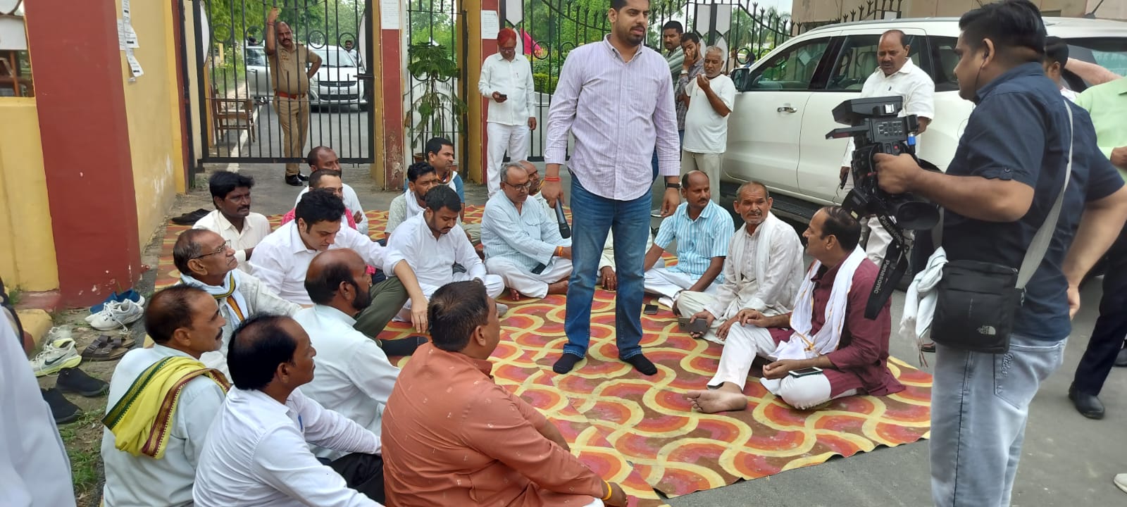 अयोध्या में कांग्रेस प्रदेश अध्यक्ष अजय राय नजरबंद, विरोध में कांग्रेस कार्यकर्ताओं का धरना
