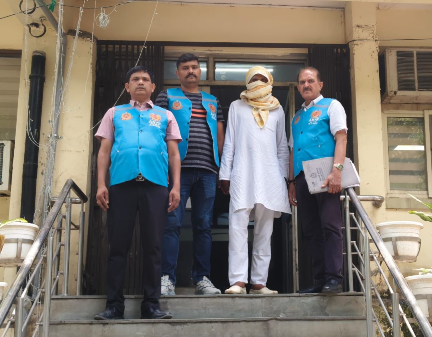 उम्रकैद के फरार कैदी को डेढ़ माह बाद क्राइम ब्रांच ने पकड़ा, पैरोल पर आया था बाहर
