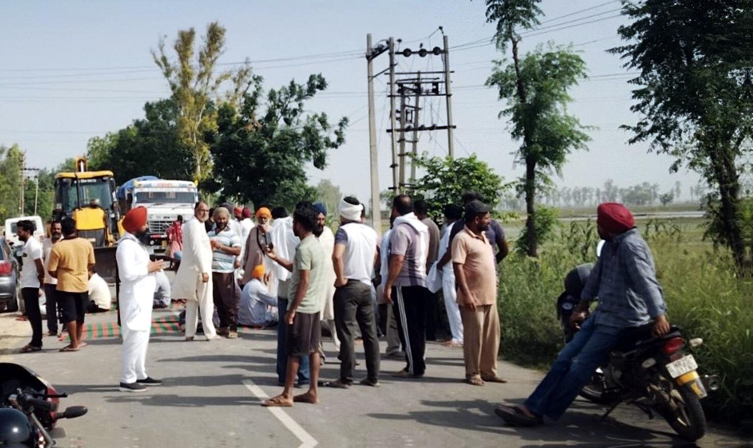बिजली कटौती से धान की रोपाई पर मंडराया संकट,भूना में फूटा किसानों का गुस्सा
