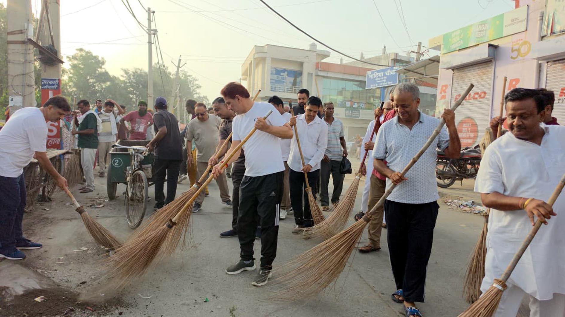 फतेहाबाद में ‘स्वच्छता ही स्वागत’ अभियान: सांसद सुभाष बराला ने झाड़ू लगाकर दिया स्वच्छता का संदेश