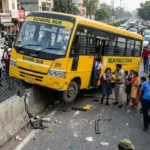 गुरुग्राम के सेक्टर-81 में स्कूल बस डिवाइडर पर चढ़ी, ड्राइवर पर नशे में बस चलाने का आरोप