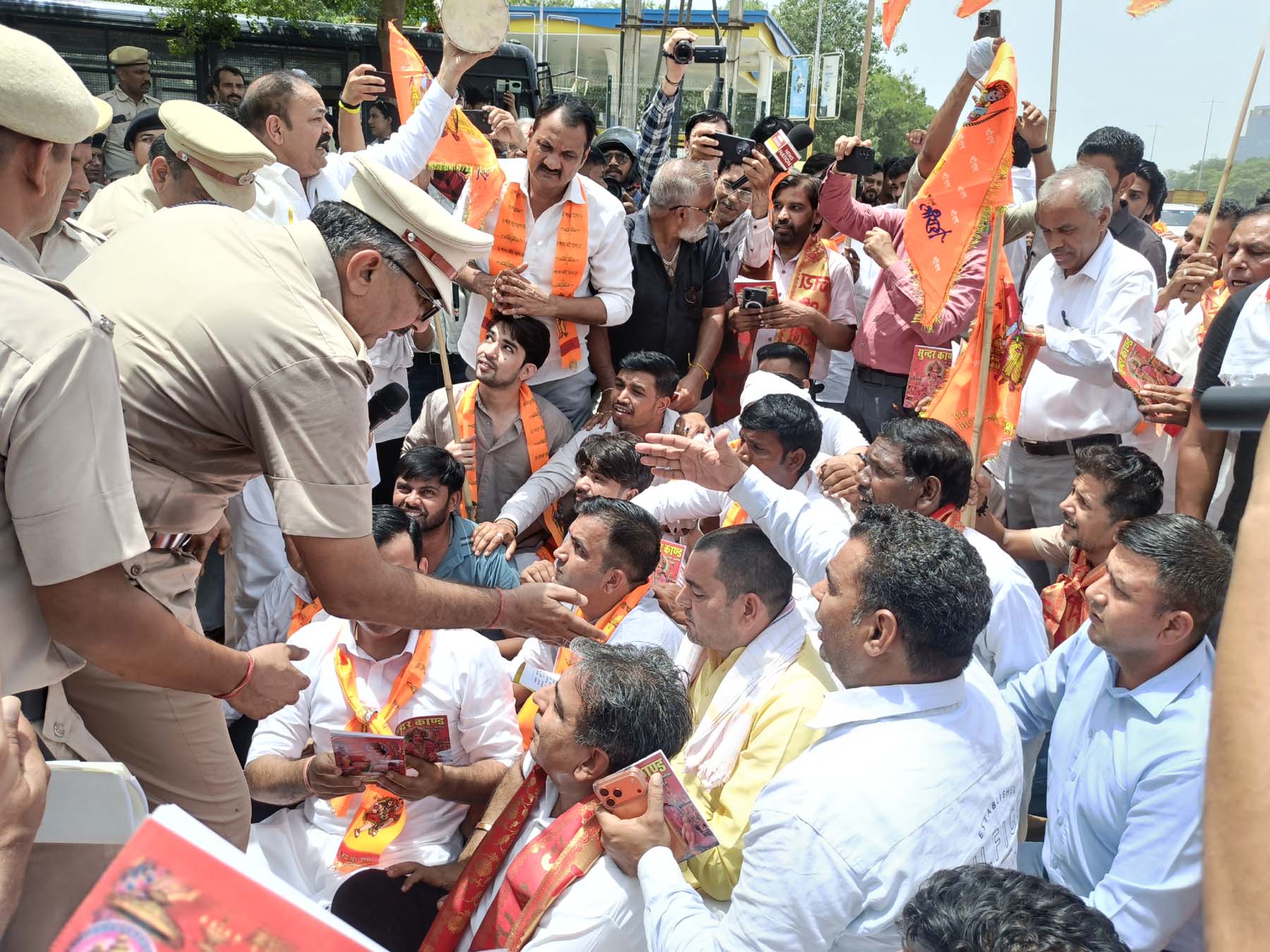 गुरुग्राम: चढ़ावा विवाद पर कांग्रेस का भाजपा कार्यालय घेराव, हनुमान चालीसा पाठ के दौरान कार्यकर्ता हिरासत में